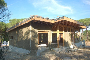 Természetes kenderből épített modern családi ház, amely lélegző falaival egészséges lakókörnyezetet biztosít