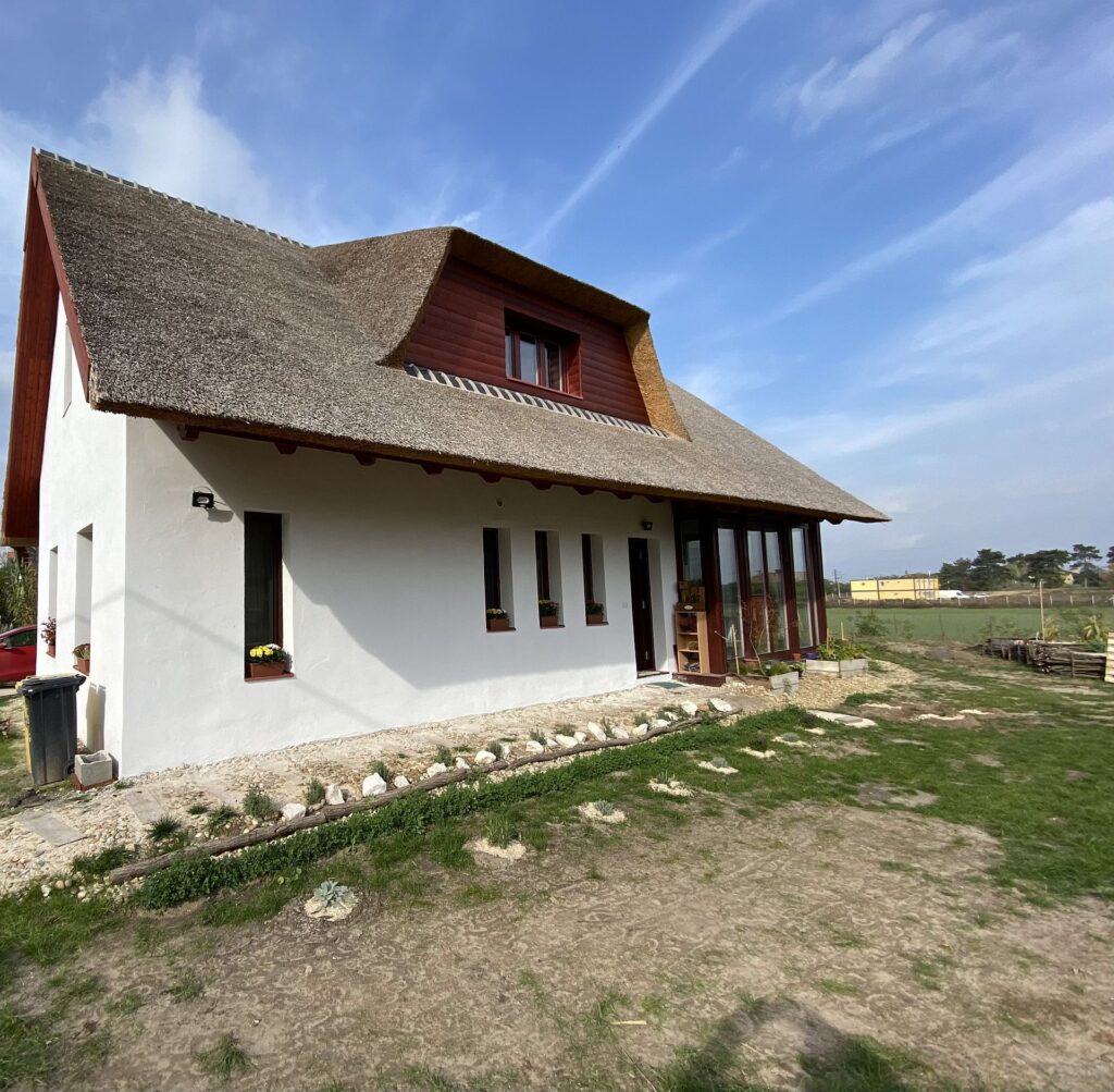 Kulcsrakész kenderház kivitelezés: energiatakarékos és páraszabályozó otthon az alapozástól a festésig