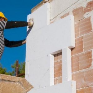 Mérgező polisztirol szigetelés felhelyezése egy ház falára, amely gátolja a falak szellőzését.