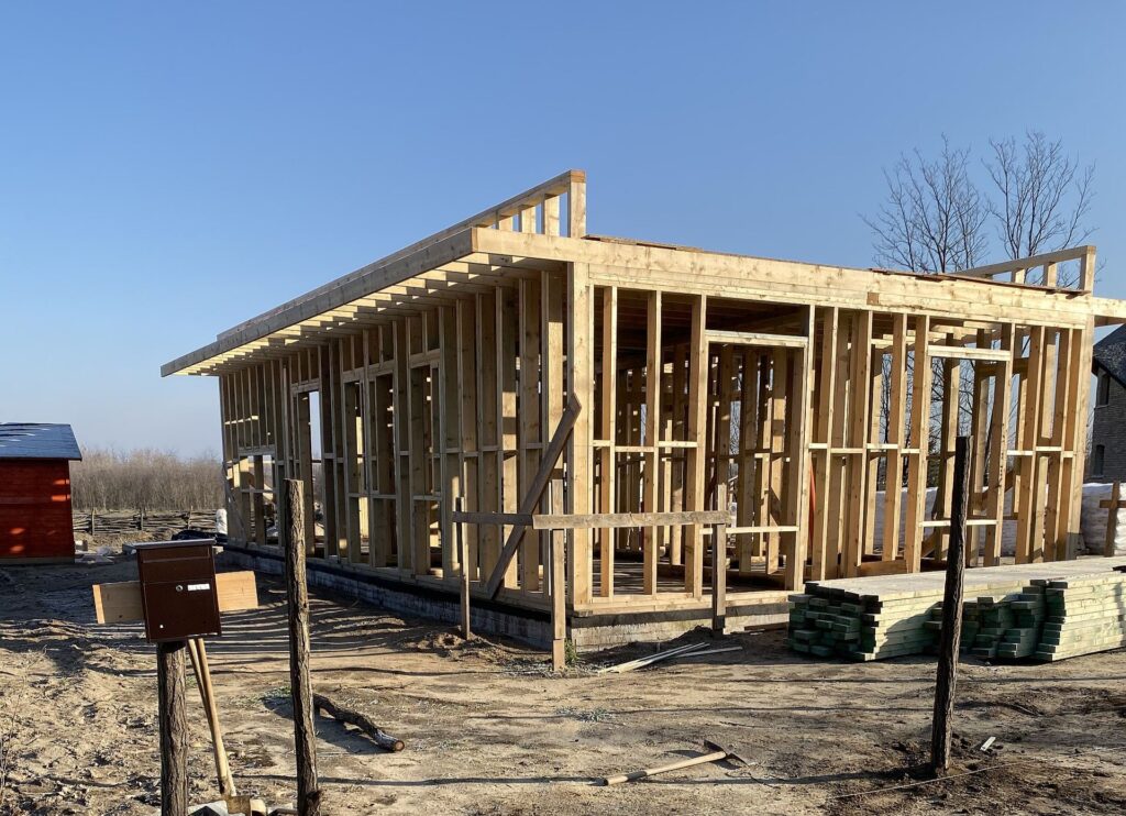 Szakszerű kenderház kivitelezés: lélegző falak építése természetes kender-mész keverékkel.