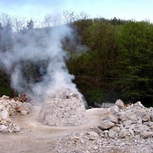 A kenderbeton előállításához szükséges kötőanyag legfontosabb összetevője a mész.