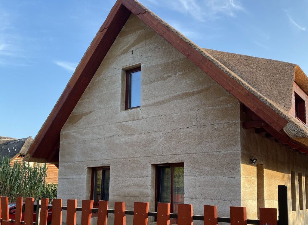 Kivitelezés alatt álló fenntartható kenderház szerkezetkész állapotban, lélegző falakkal.